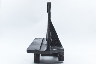 DZ95259690103 Кронштейн передней рессоры задний левый