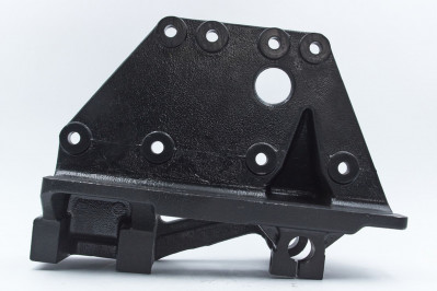 DZ95259690103 Кронштейн передней рессоры задний левый