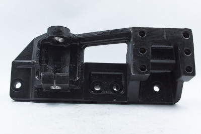 DZ95259690103 Кронштейн передней рессоры задний левый