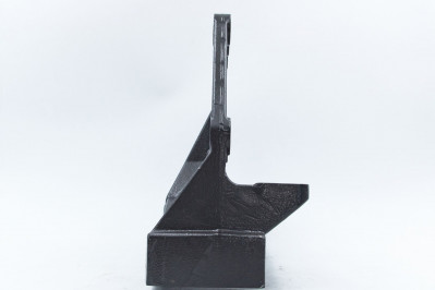 DZ95259690103 Кронштейн передней рессоры задний левый