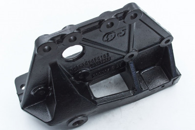 DZ95259690103 Кронштейн передней рессоры задний левый