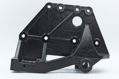 DZ95259690104 Кронштейн передней рессоры задний правый