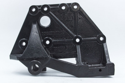 DZ95259690103 Кронштейн передней рессоры задний левый