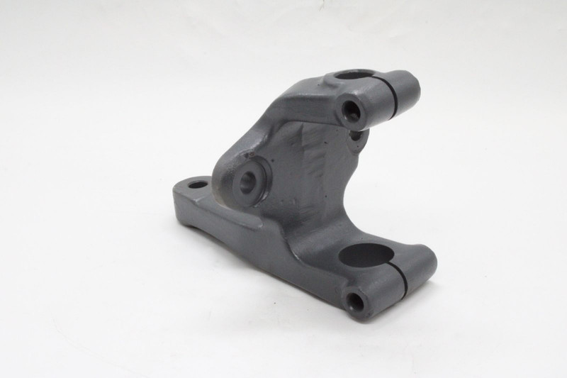 YC010V000102 Кронштейн передней рессоры зад. прав. — 4