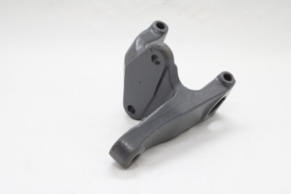 YC010V000102 Кронштейн передней рессоры зад. прав. — 2