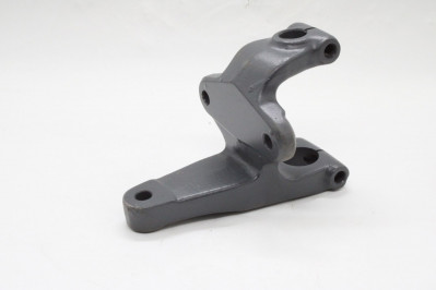 YC010V000102 Кронштейн передней рессоры зад. прав.