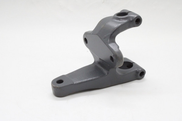 YC010V000102 Кронштейн передней рессоры зад. прав. — 3