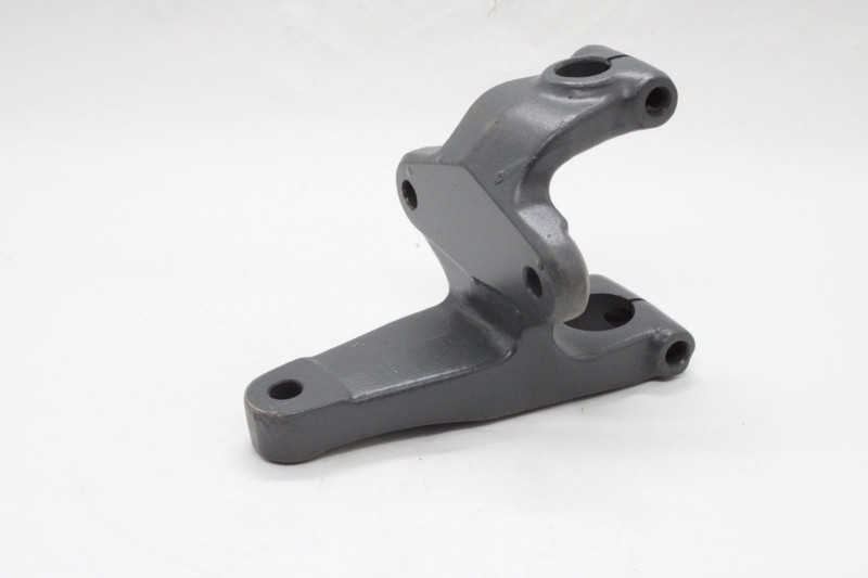 YC010V000102 Кронштейн передней рессоры зад. прав. — 3