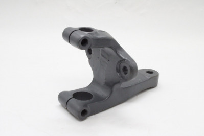 YC010V000102 Кронштейн передней рессоры зад. прав.