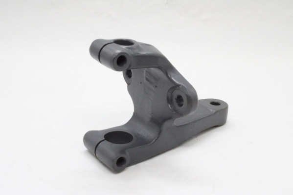 YC010V000102 Кронштейн передней рессоры зад. прав. — 5