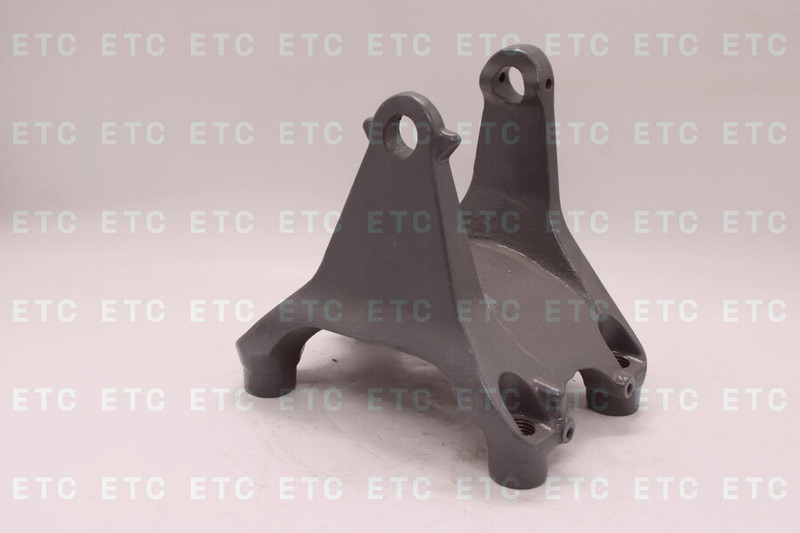 YC010V000111 Кронштейн рессоры задней — 4