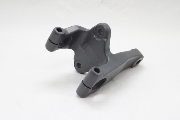 YC010V000102 Кронштейн передней рессоры зад. прав. — 1