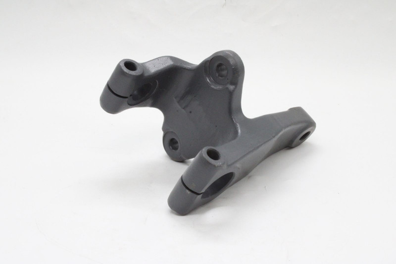 YC010V000102 Кронштейн передней рессоры зад. прав. — 1