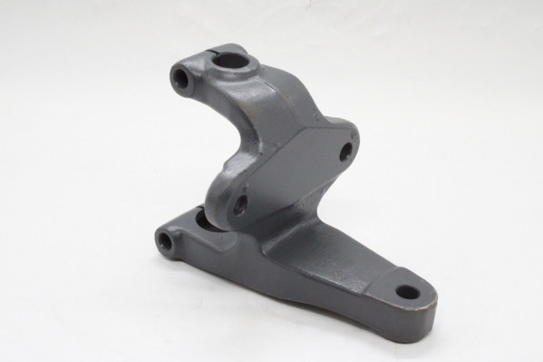 YC010V000102 Кронштейн передней рессоры зад. прав. — 6